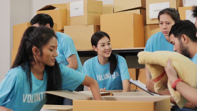 社区志愿者团队小组捐赠衣服蓝色短袖