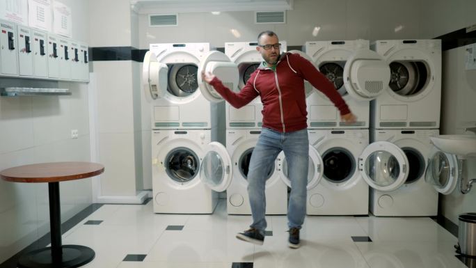 在洗衣房跳舞洗衣机智能洗衣机洗衣服