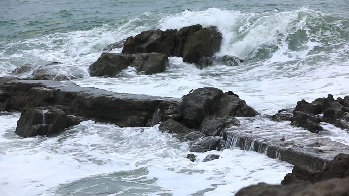 海浪拍打岸边礁石