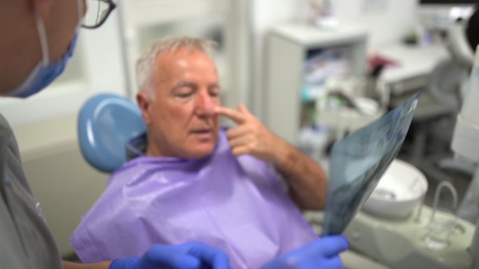 与患者交流的牙医口腔防蛀美白牙医牙齿防护