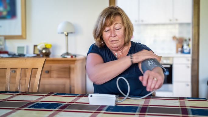 一名女性正在检查血压