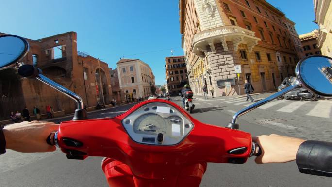 在罗马城骑摩托车汽车第一视角国外街头摩托
