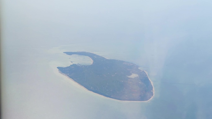 绵阳飞海口-飞机窗外云大海与广西涠洲岛