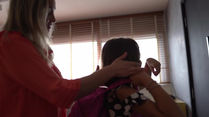 母亲帮女儿戴口罩防疫抗疫新冠疫情