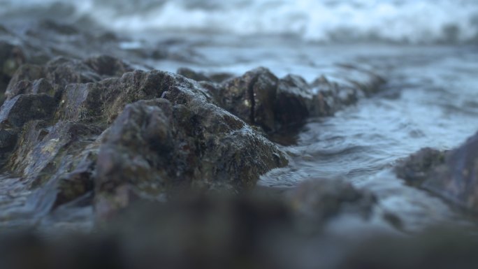 海浪拍打礁石