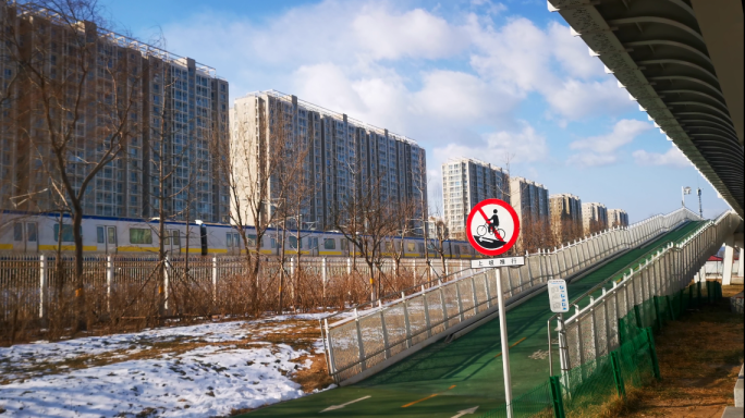 雪后晴天的城市心情开朗的场景