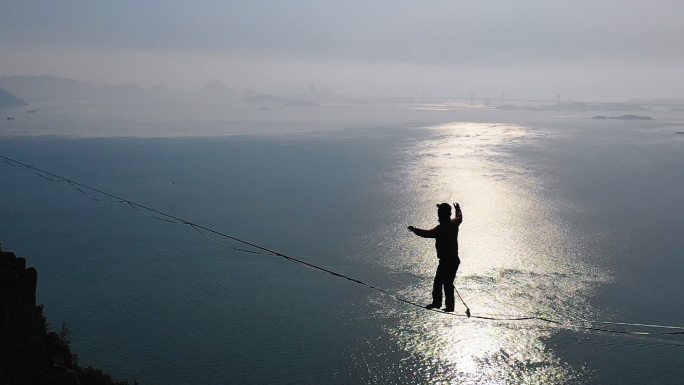 走钢丝悬崖大海海峡