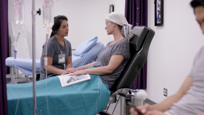 妇女在肿瘤科接受化疗治疗。