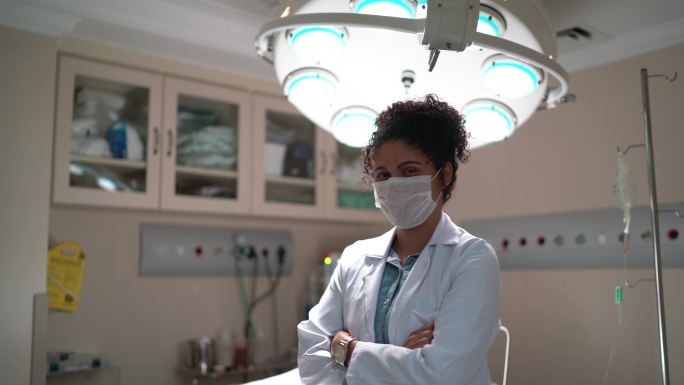 医院手术室戴口罩的女保健医生画像