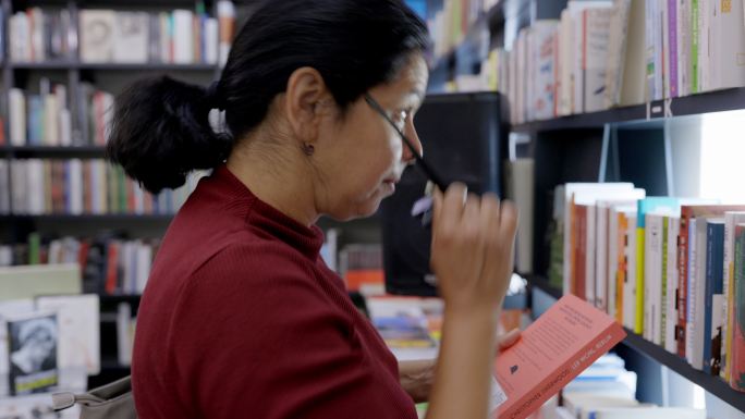 中年妇女在书店选购书籍