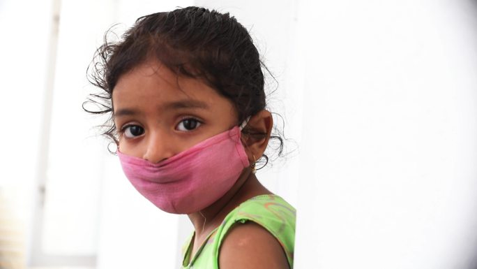 戴口罩的三岁女孩病毒出示影棚拍摄