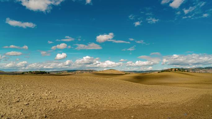 美丽的天空航拍新疆沙漠公路汽车越野行驶戈