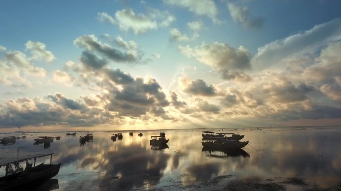 航拍清晨海边日出、渔船4k