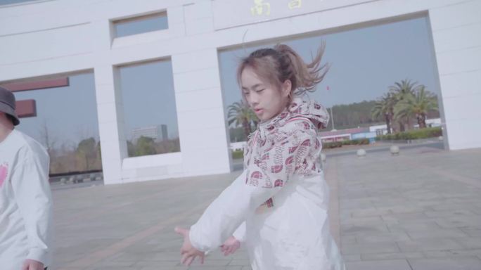 年轻学生在南京大学跳舞街舞