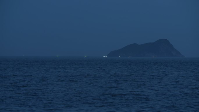 夜晚海面鱼灯渔船