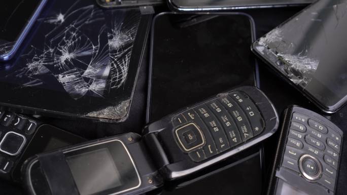 过时的旧手机和屏幕破裂的智能手机