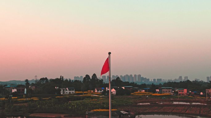 红旗和城市夕阳航拍