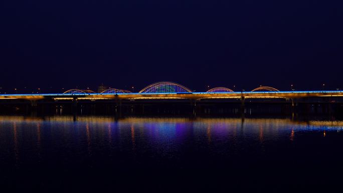 西安浐灞夜景大桥湖面城市风光地铁