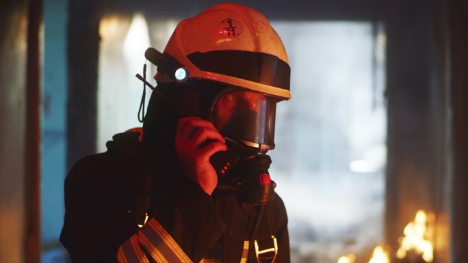消防队员在着火的大楼里用无线电讲话