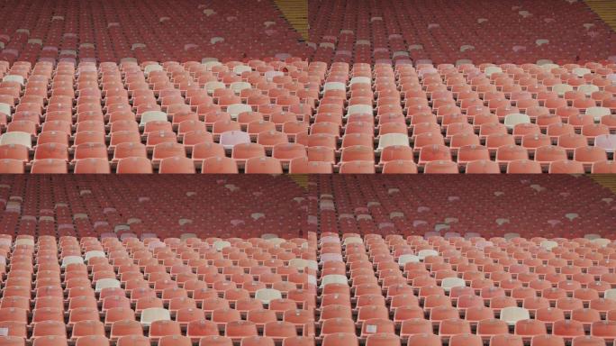 体育场里一排红色的空塑料座椅。