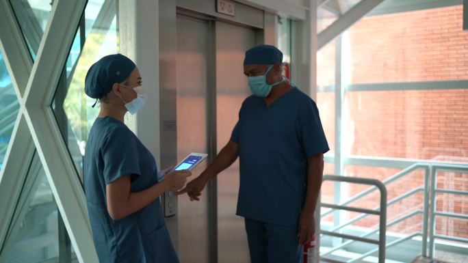 医护人员在医院行走和使用数字平板电脑