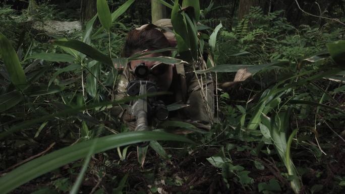 丛林中手持M4卡宾枪的女军人
