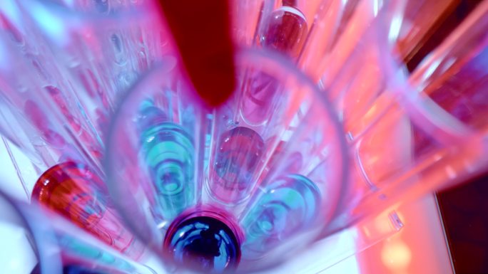 科学实验滴管器皿视频素材