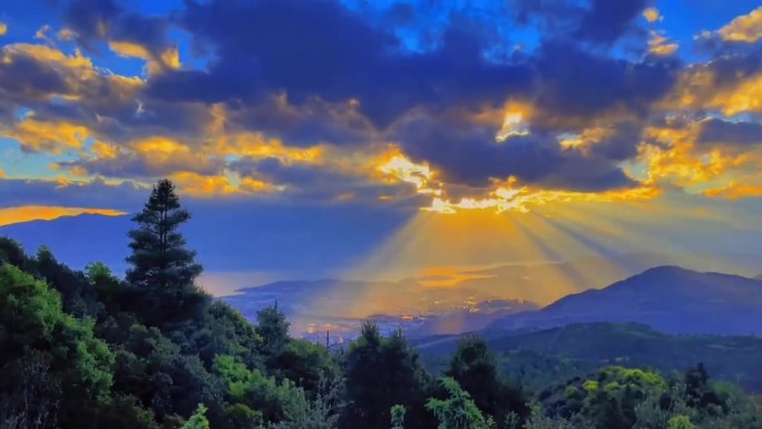 夕阳西下山脉绵延守候落日余晖美妙的耶稣光