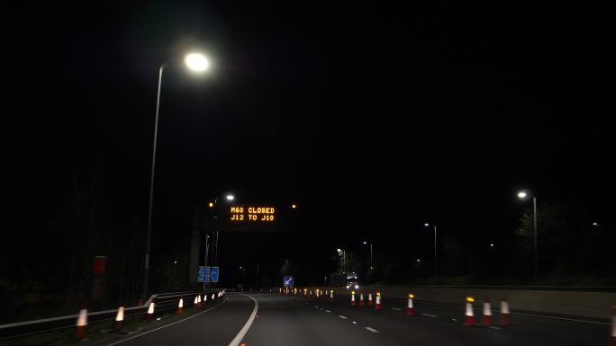 晚上在公路上行驶行车记录仪第一视角