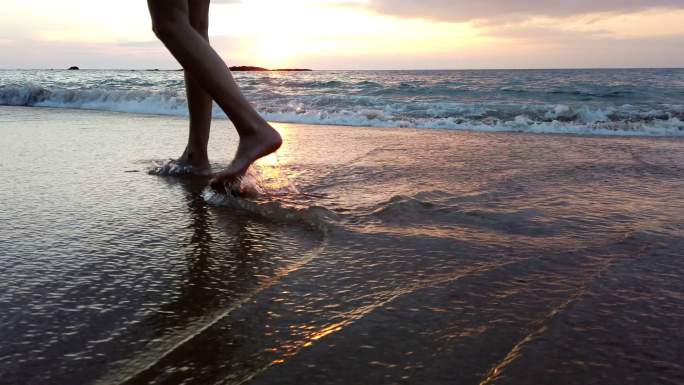 在海滩上散步的女人