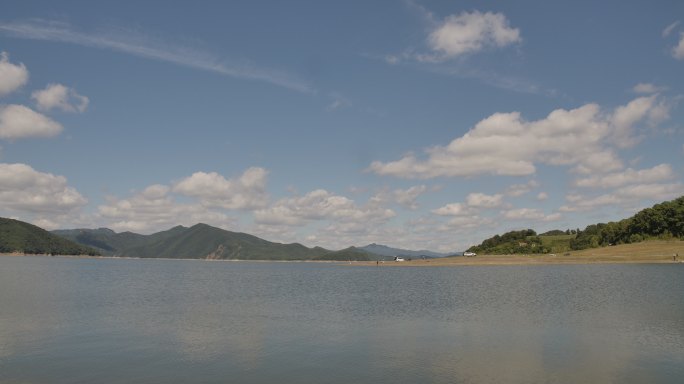 松花湖水边山峦蓝天实拍视频素材