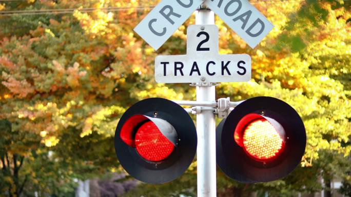 红灯闪烁的铁路道口标志特写镜头