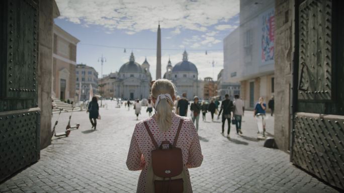 在罗马城散步时的女游客