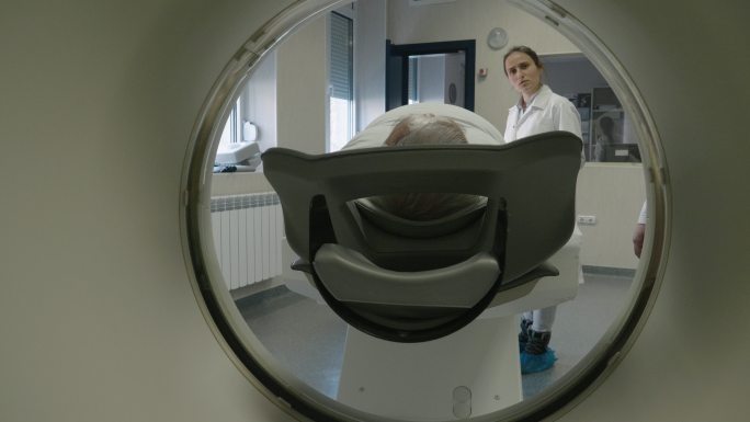 放射科医生飞患者用医用扫描仪。