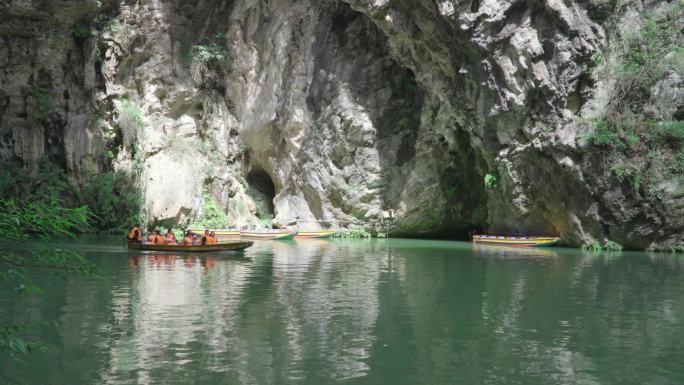 贵阳天河潭景区溶洞小河阳光旅游观光小船