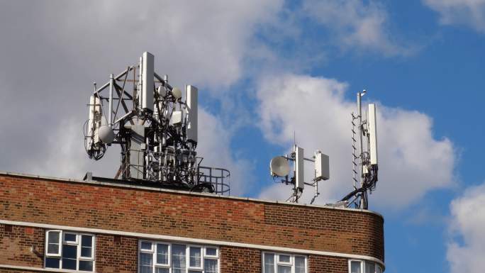 屋顶上的手机塔华为电塔联通网络信号塔