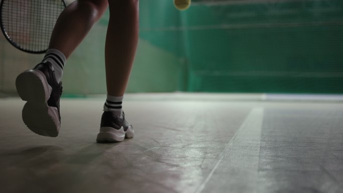 女网球运动员在室内球场上行走