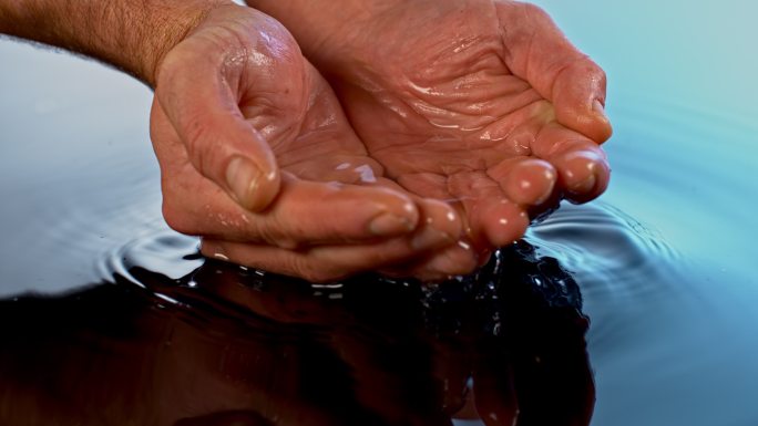 男性用手舀水水滴落下概念镜头水资源淡水