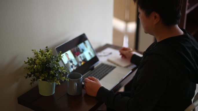 女性在家穿着休闲服装使用笔记本电脑