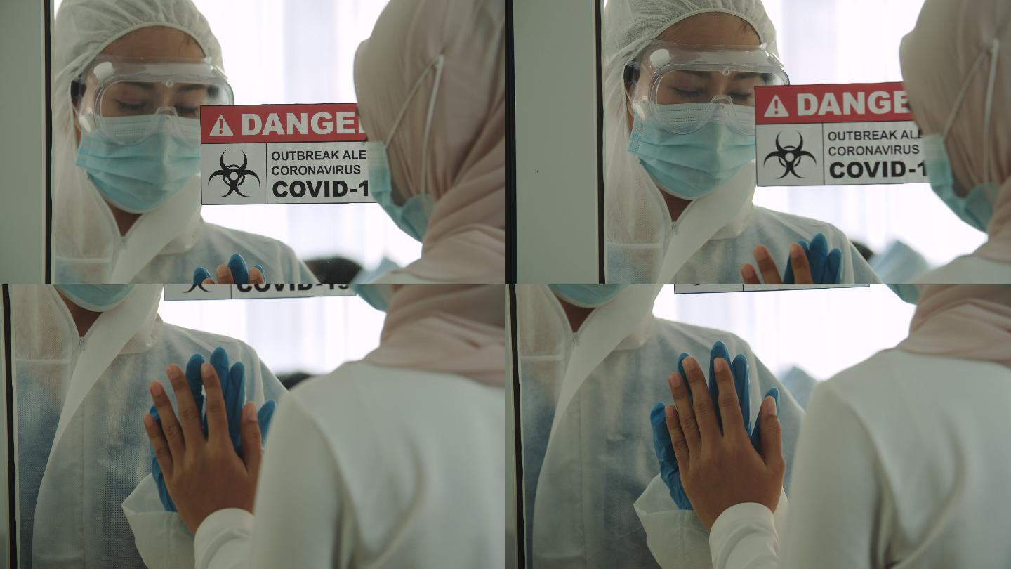 女医生和姐姐用玻璃门触摸手掌