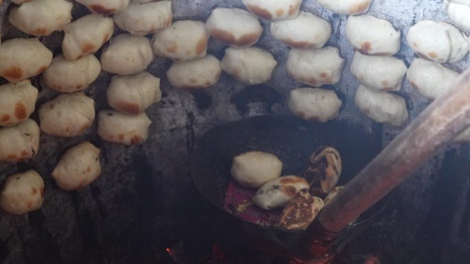 新疆喀什烤包子现场烤制