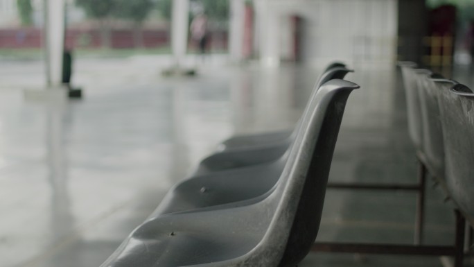 公共汽车站的乘客座椅空无一人