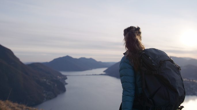 女徒步旅行者背包客