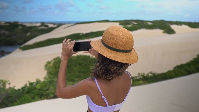 拍摄环礁湖的游客拍照打卡景区景点美女网红
