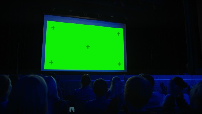 在电影院里，在绿色屏幕上观看新的大片