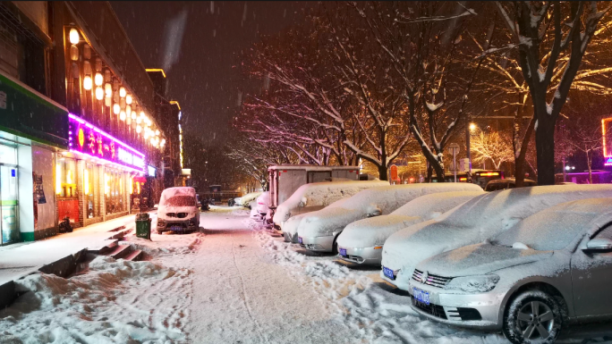 夜晚雪片从天而降寒冷无人街头