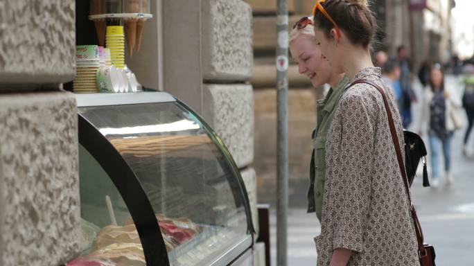 街头小吃国外面包店闺蜜逛街外国人