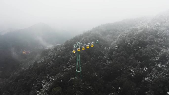 大雪中的杭州北高峰索道积雪大气航拍4K