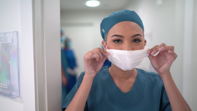 医院女护士戴口罩的画像