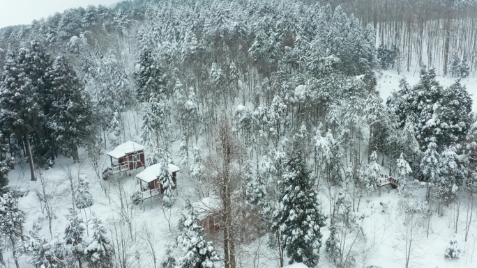 金华北山森林露营基地小木屋雪景4K航拍